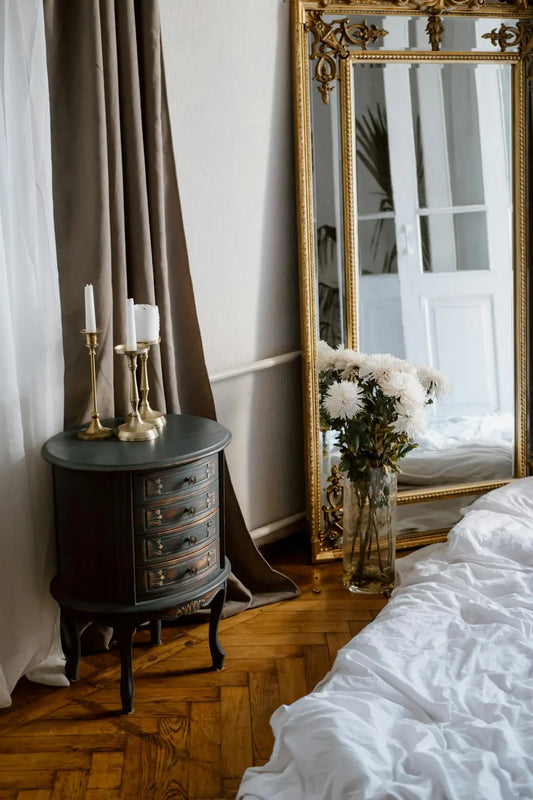 Choosing the right scented candle can transform your living space, creating a warm and inviting atmosphere. But with so many options available, how do you pick the perfect scent? Here are some tips to help you make the right choice