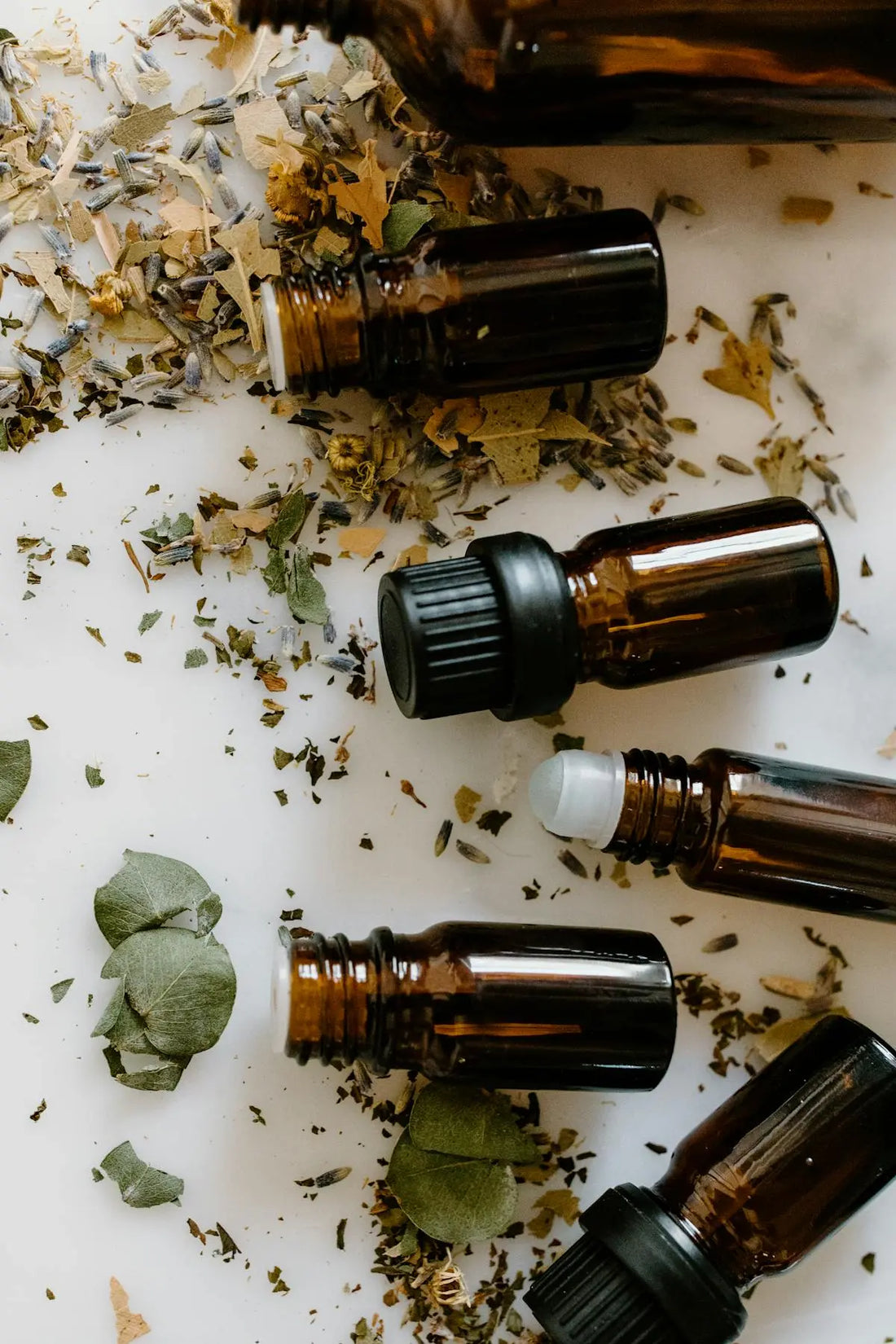 When it comes to scented candles, not all fragrances are created equal. Candles made with essential oils offer a range of benefits that synthetic fragrances simply can’t match. Here’s why essential oils matter in candles